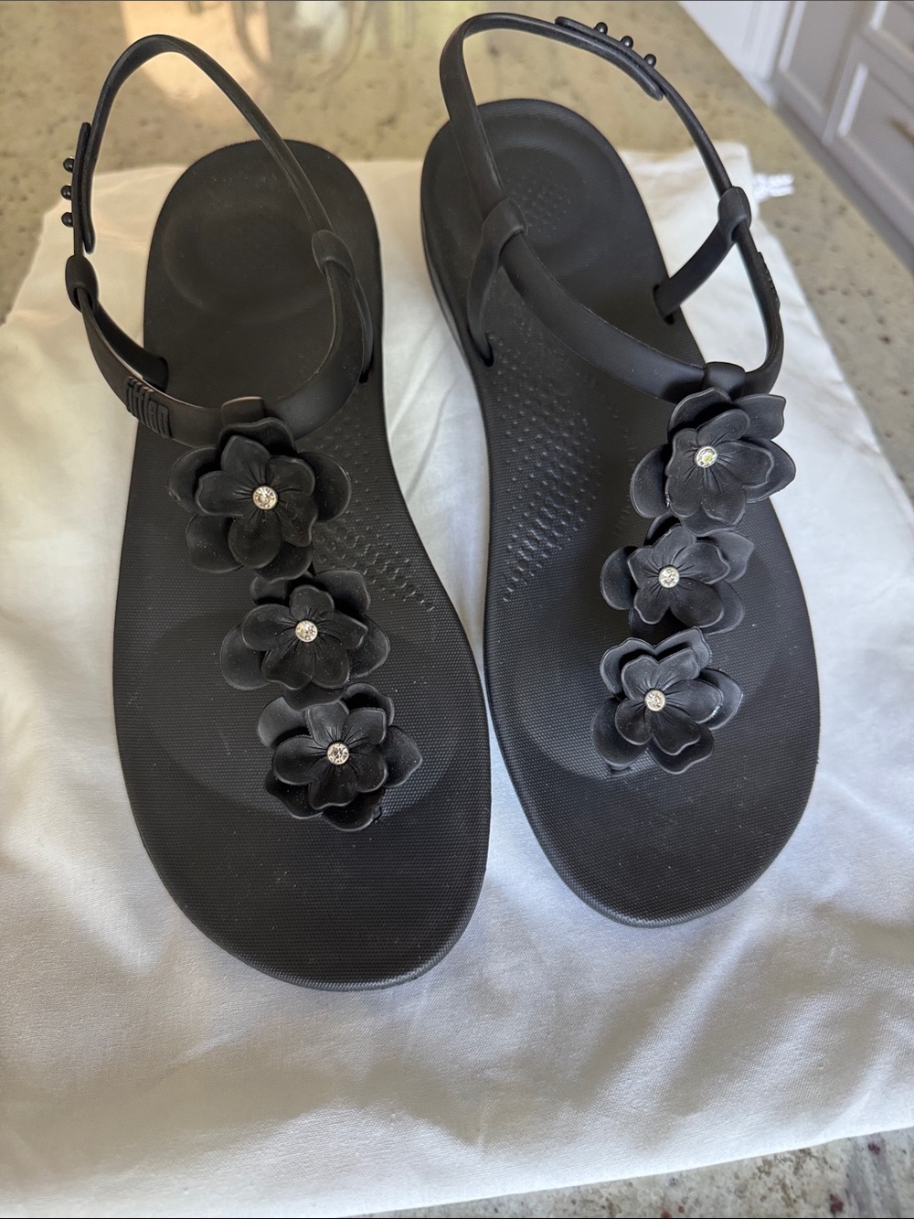 Fitflop Black Floral T-Strap Women's Sandals 9
